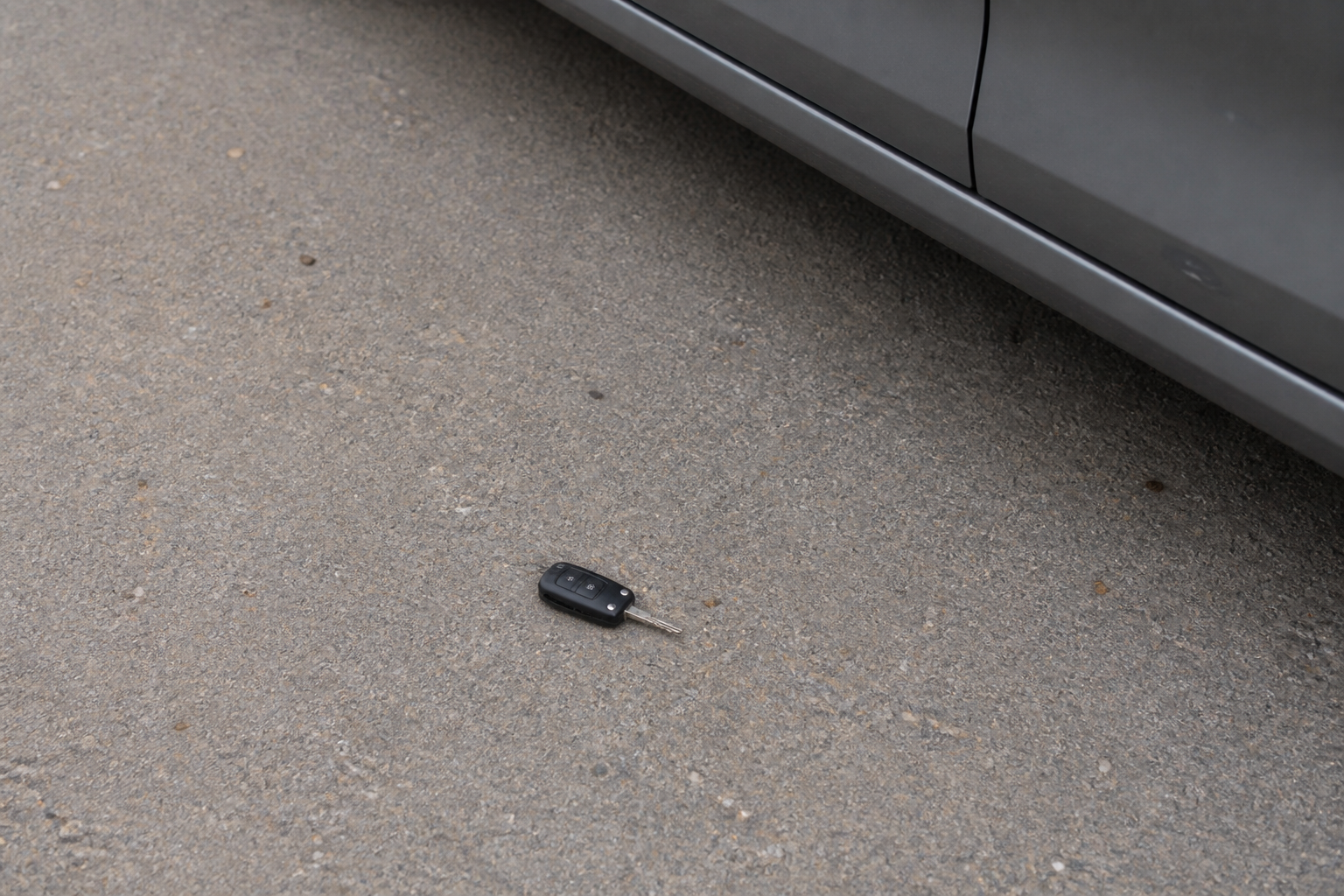 Autoschlüssel neben der Fahrertür
