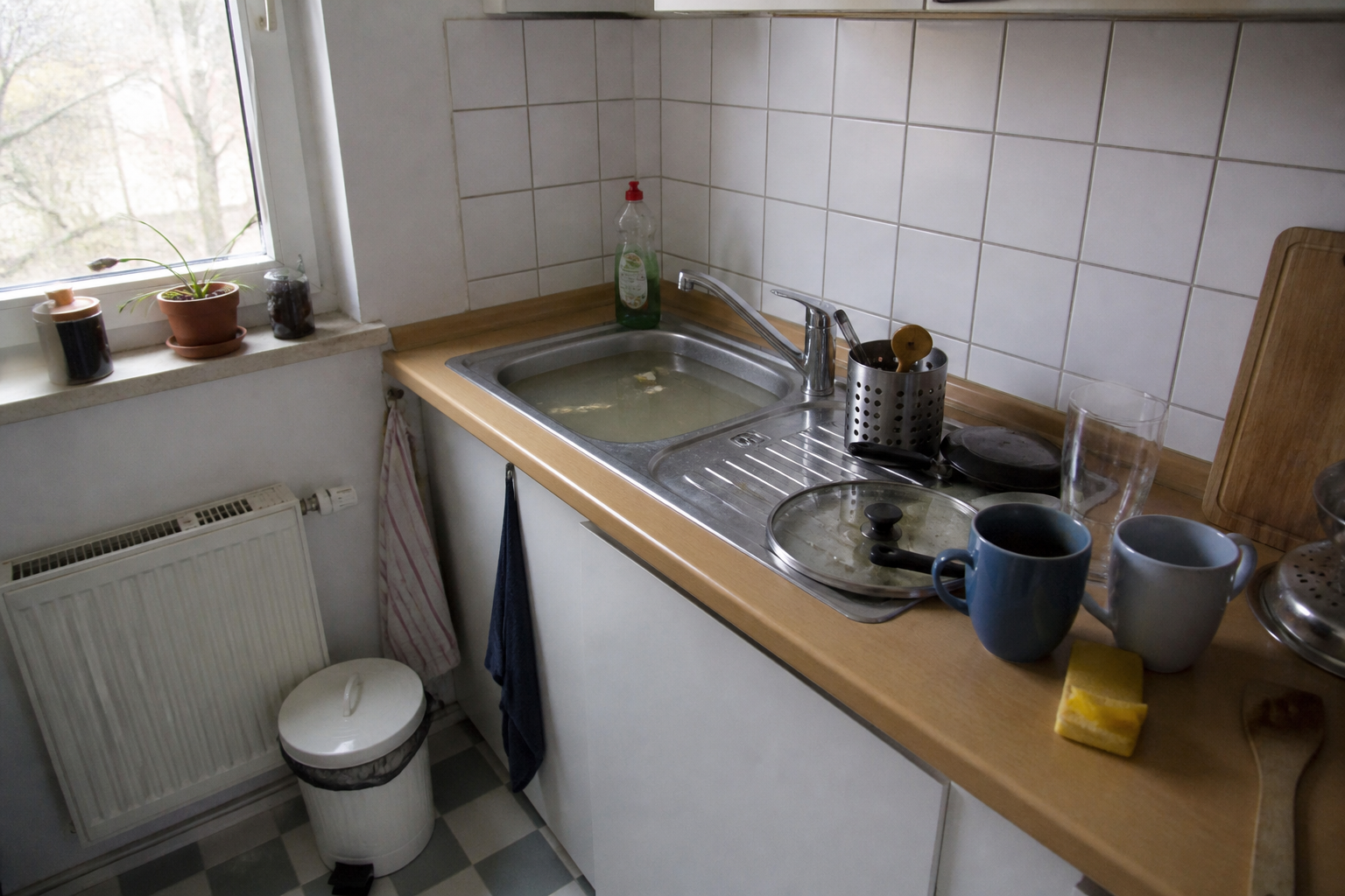 Verstopftes Spülbecken in einer Alltagsküche